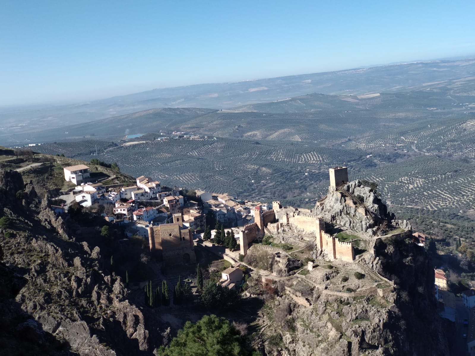 Participante cruzando un puente en vía ferrata con Aventura2